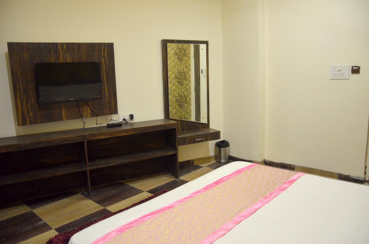 The Grand Orion Hotel Chinhat ภายนอก รูปภาพ