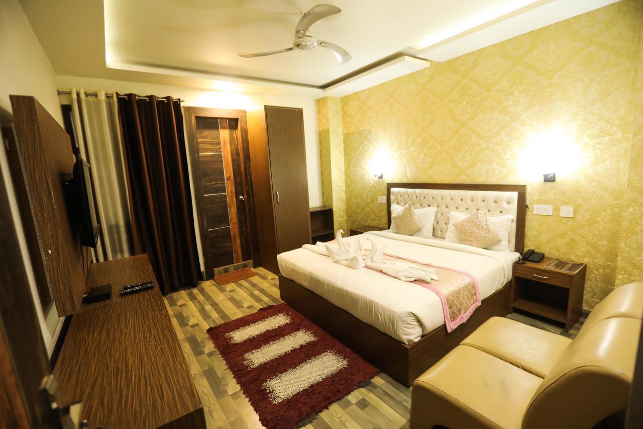 The Grand Orion Hotel Chinhat ภายนอก รูปภาพ