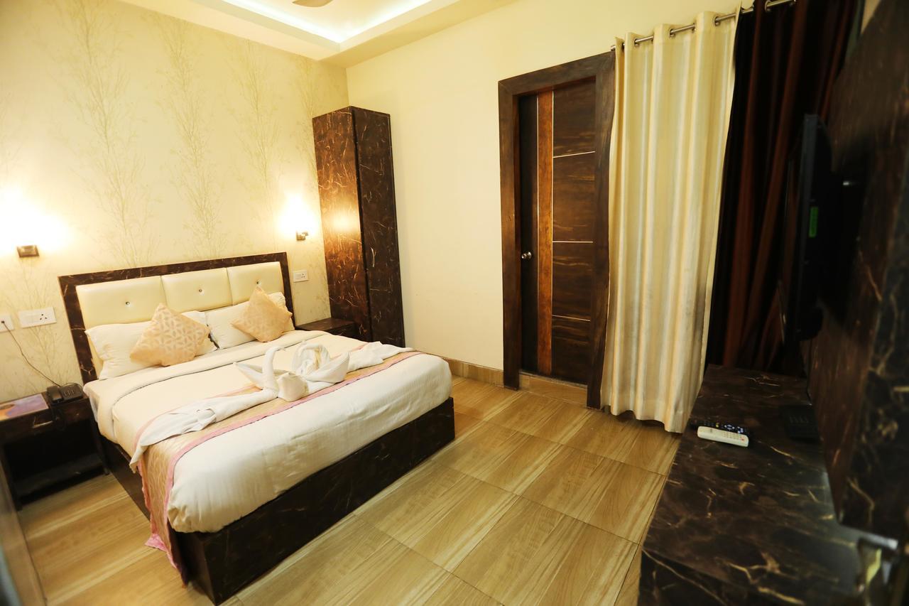 The Grand Orion Hotel Chinhat ภายนอก รูปภาพ