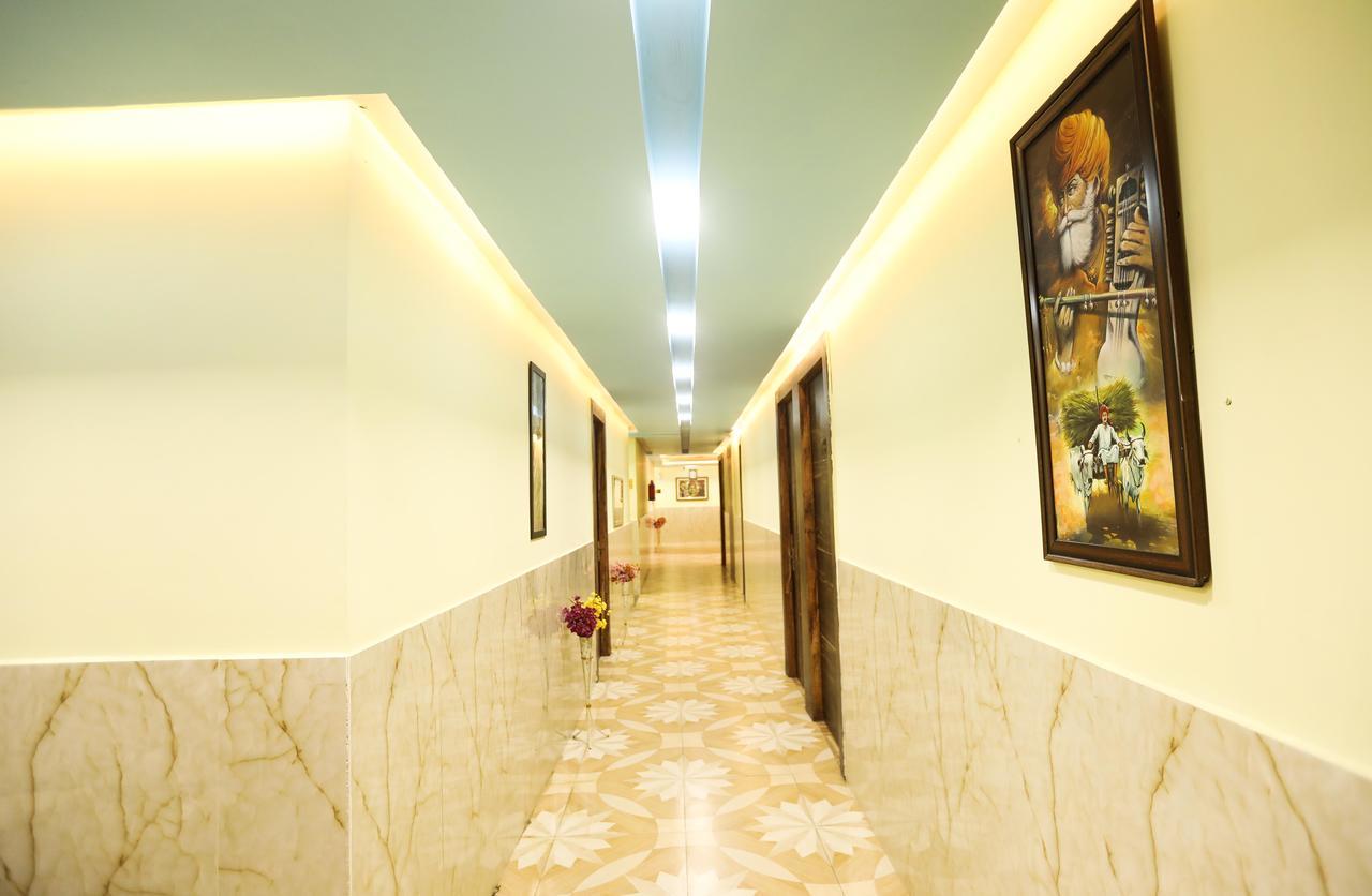 The Grand Orion Hotel Chinhat ภายนอก รูปภาพ